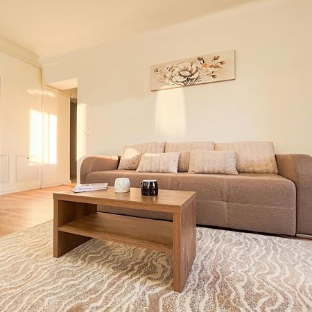 Uniquemoments Airport Apartment & Secure Parking & Airport Shuttle Iasi Exterior foto